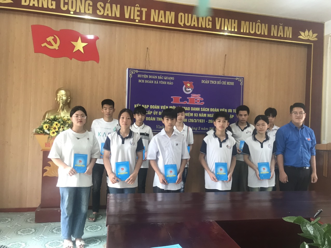 Trao danh sách Đoàn viên ưu tú cho Đảng nhân dịp kỷ niệm 93 năm Ngày thành lập Đoàn TNCS Hồ Chí Minh