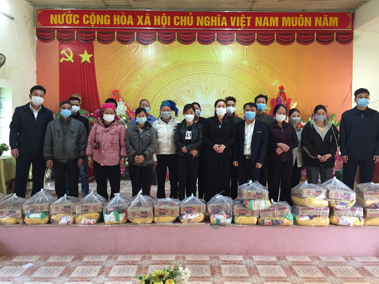Đồng chí Nguyễn Thùy Linh, trưởng ban dân vận huyện ủy thăm và tặng quà cho các hộ nghèo tại xã Vĩnh Hảo