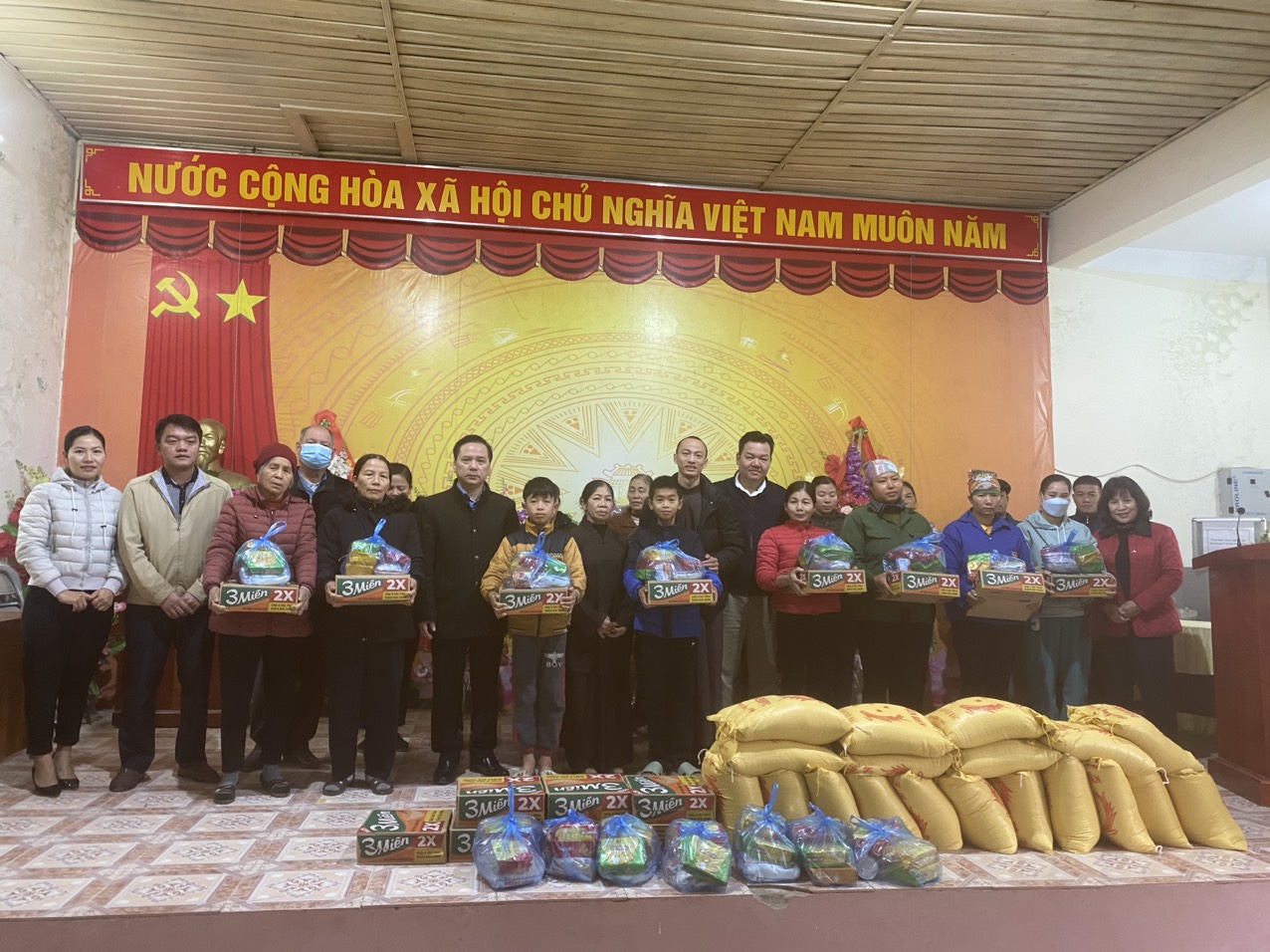 Hội phật tử xã Vĩnh Hảo và  Lãnh đạo Ban tuyên giáo tặng quà tết cho hộ nghèo