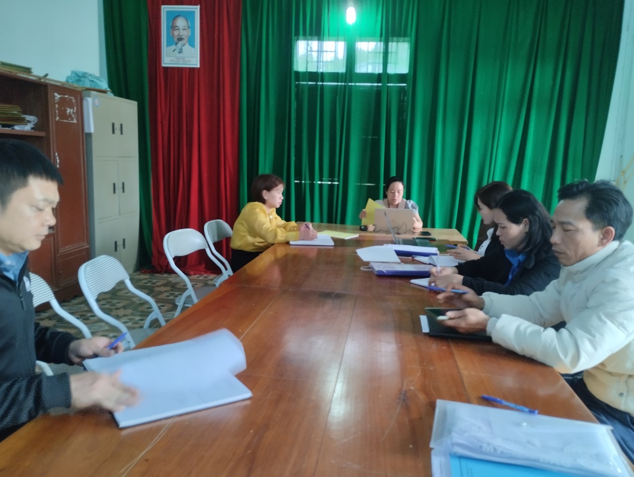 Phòng tư pháp huyện kiểm tra hồ sơ  kết quả thực hiện chuẩn tiếp cận pháp luật xã Vĩnh Hảo