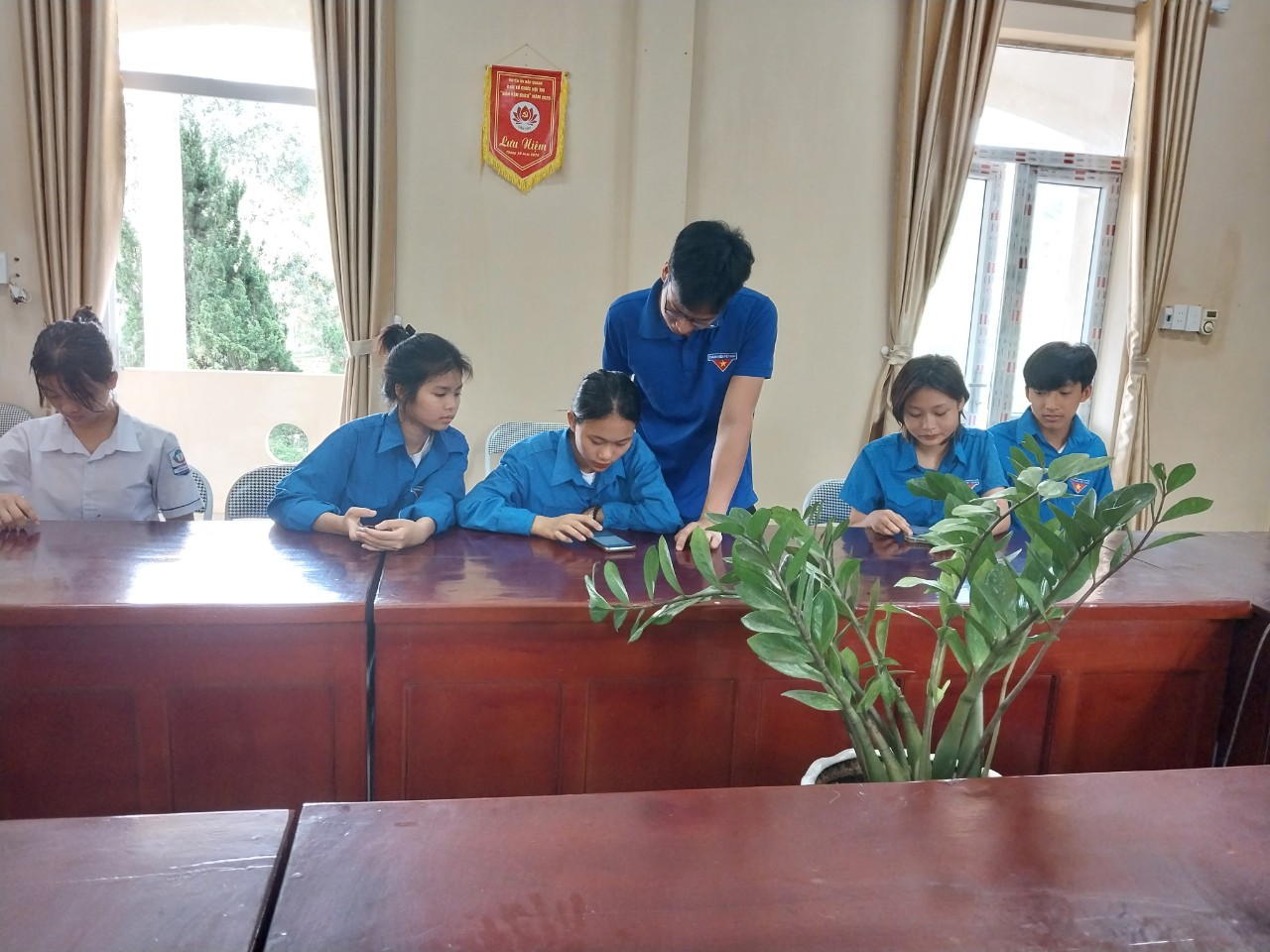 Đoàn thanh niên xã Vĩnh Hảo tổ chức học tập, quán triệt cho đoàn viên mới kết nạp trong năm 2023 được học tập các bài học lý luận chính trị trên app thanh niên Việt Nam.