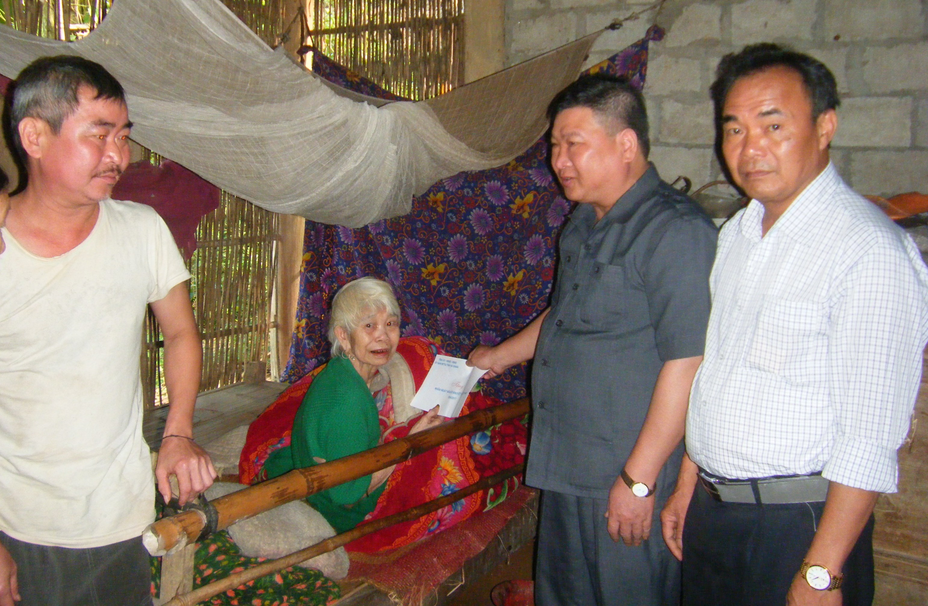 Đồng chí Hoàng Quang Phùng - Phó Bí thư Thường trực Huyện ủy, Chủ tịch HĐND huyện thăm và tặng quà người khuyết tật xã Vĩnh Hảo