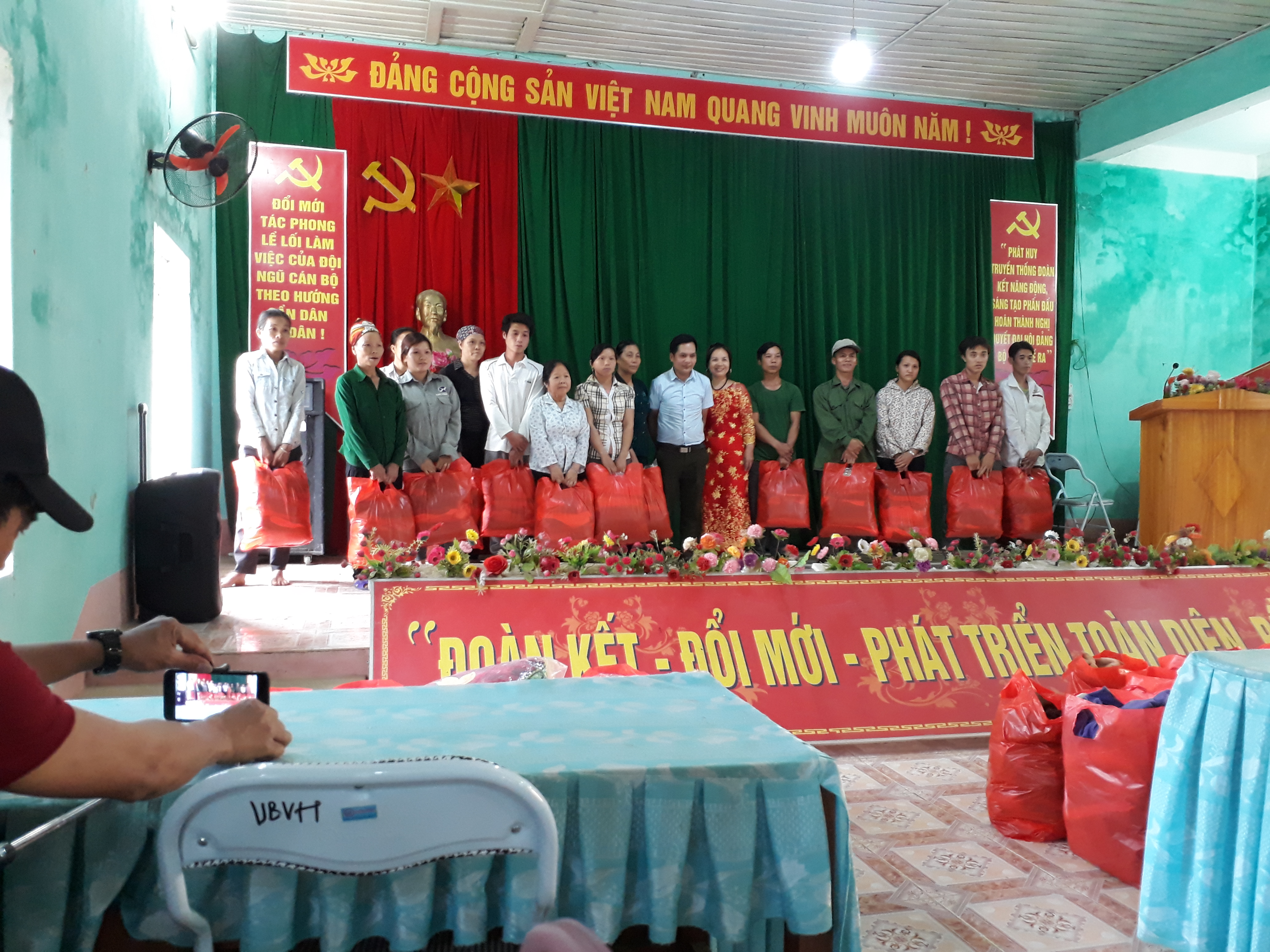 Đoàn từ thiện Thôn Mai Châu, xã Đại Mạch, Huyện đông anh tặng quà cho trẻ em mẫu giáo, các hộ gia đình có hoàn cảnh khó khăn tại xã Vĩnh Hảo